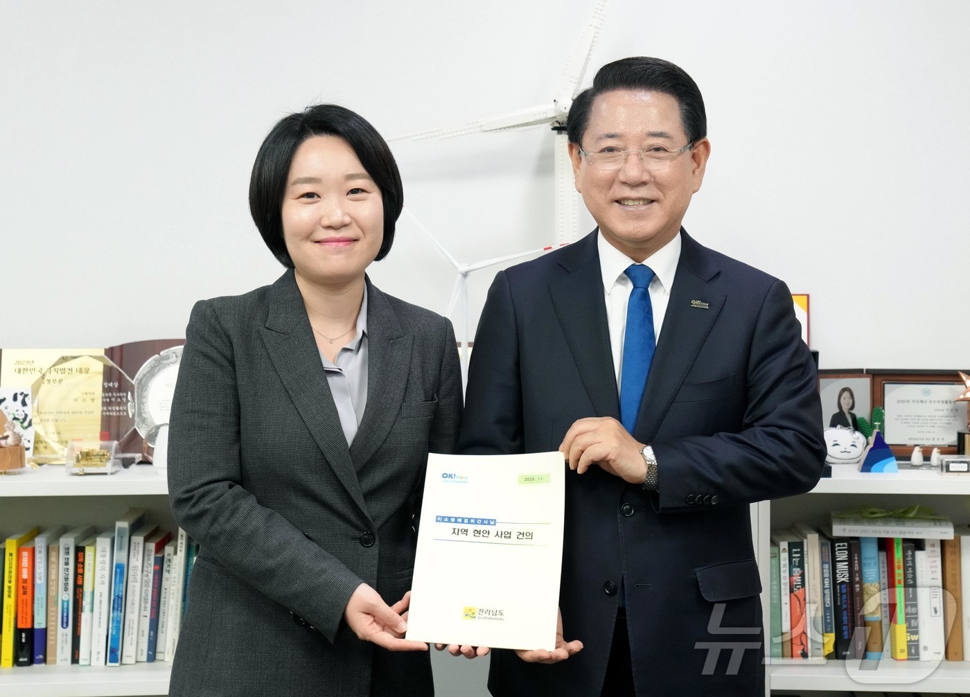 김영록 전라남도지사가 13일 서울 국회에서 이소영 예결위 더불어민주당 간사와 면담을 갖고 2026년 국회 증액 핵심사업들이 차질없이 반영될 수 있도록 지원을 요청한 뒤 전남의 주요 현안사업 건의 내용을 전달하고 있다. (전남도 제공. 재판매 및 DB금지)2025.11.13/뉴스1