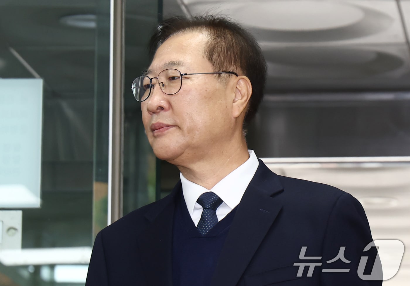 내란 중요임무 종사 및 직권남용 혐의로 구속영장이 청구된 박성재 전 법무부 장관이 13일 오전 서울 서초구 서울중앙지법에서 열린 구속 전 피의자 심문&#40;영장실질심사&#41;에 출석하고 있다. 2025.11.13/뉴스1 ⓒ News1 김민지 기자