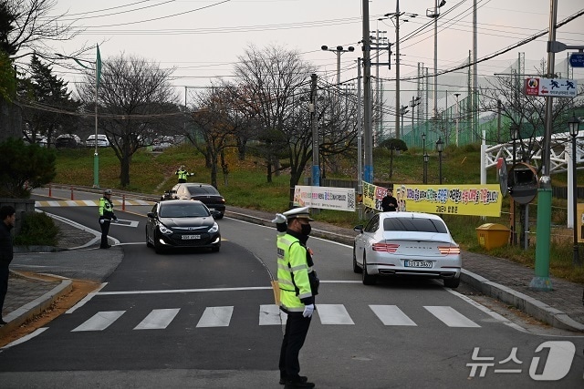2026학년도 대학수학능력시험날인 13일 강원 고성경찰서 교통 경찰관들이 교통 지도를 하고 있다.(고성경찰서 제공, 재판매 및 DB금지)