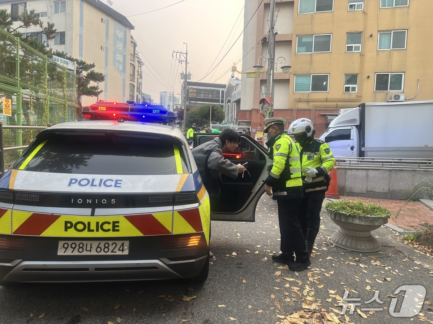 경찰은 이날 7시 49분 수험장을 잘못 왔다며 도움을 청하는 남학생을 순찰차에 탑승, 박문삼거리에서 가좌고까지 약 4㎞ 구간을 5분 만에 수송, 수험장에 입실하게 했다.