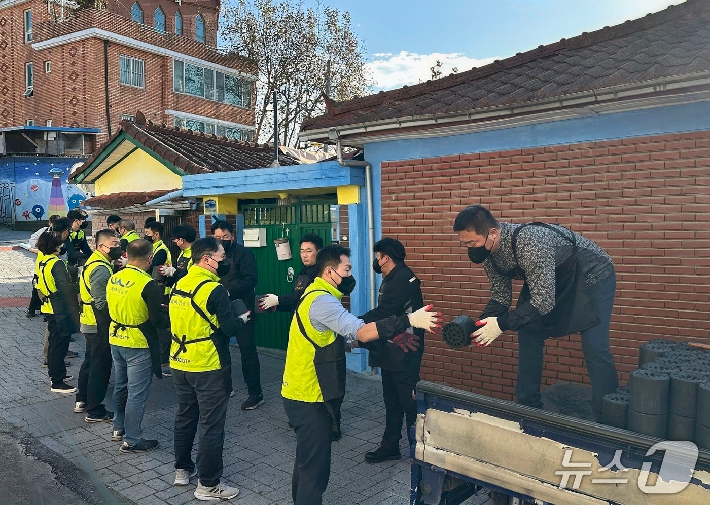 KG모빌리티&#40;KGM&#41; 임직원들이 12일 경기 평택 팽성읍 행정복지센터에서 열린 &#39;2025 평택연탄나눔은행&#39; 발대식에 참석한 뒤 관내 소외계층을 대상으로 연탄 나눔 봉사 활동을 전개하고 있다&#40;KGM 제공&#41;. 2025.11.12.