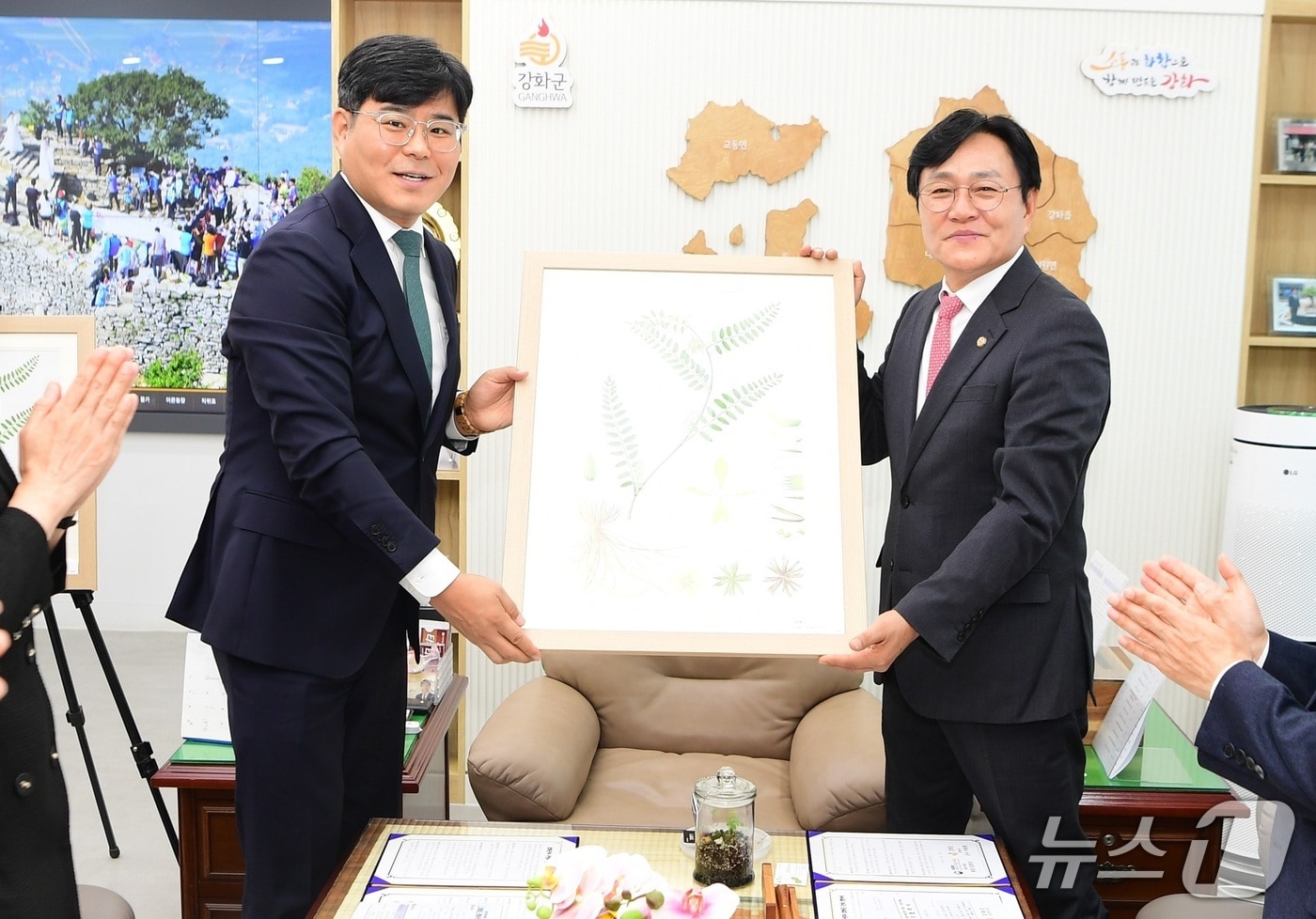 박용철 강화군수(사진 오른쪽)이 업무협약을 체결하고 있다.(인천 강화군 제공/뉴스1)