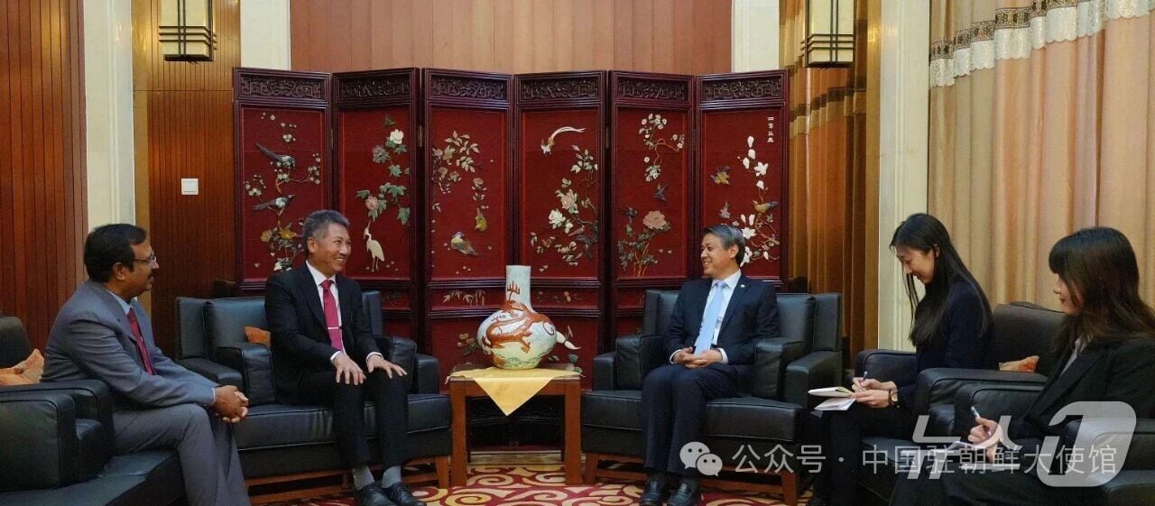 왕야쥔(오른쪽 세번째) 주북 중국 대사와 알리아와티 롱쿠머(왼쪽 두번째) 주북 인도 대사. (주북 중국대사관 공식 계정)