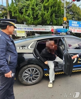 2026학년도 대학수학능력시험이 치러지는 13일 제주도자치경찰단이 순찰차로 수험생을 수송하는 모습.(제주도자치경찰단 제공. 재판매 및 DB 금지)