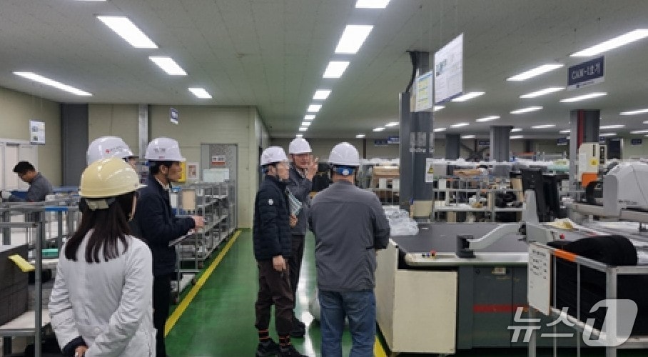 광주지방고용노동청이 지난 12일 광주 남구 소재 고위험 제조업체를 찾아 &#39;안전한 일터 프로젝트&#39; 불시점검을 실시하고 있다.&#40;광주고용노동청 제공. 재판매 및 DB 금지0