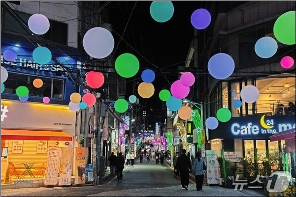 지난달 24일부터 운영되고 있는 '부산대학로 르네상스 빛거리' (부산 금정구 제공. 재판매 및 DB 금지)