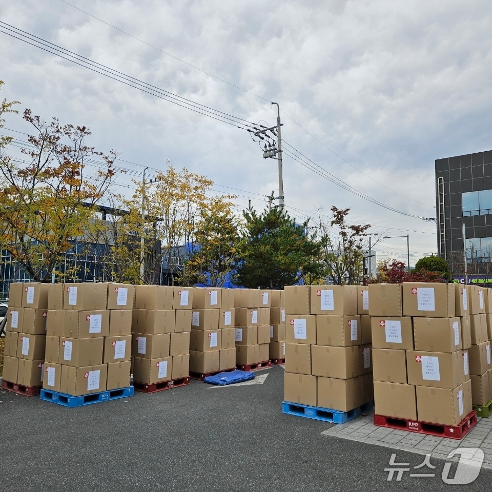 매년 익명으로 기부를 이어오고 있는 김해의 기업이 최근 기탁한 생필품 박스.&#40;김해시 제공. 재판매 및 DB금지&#41;