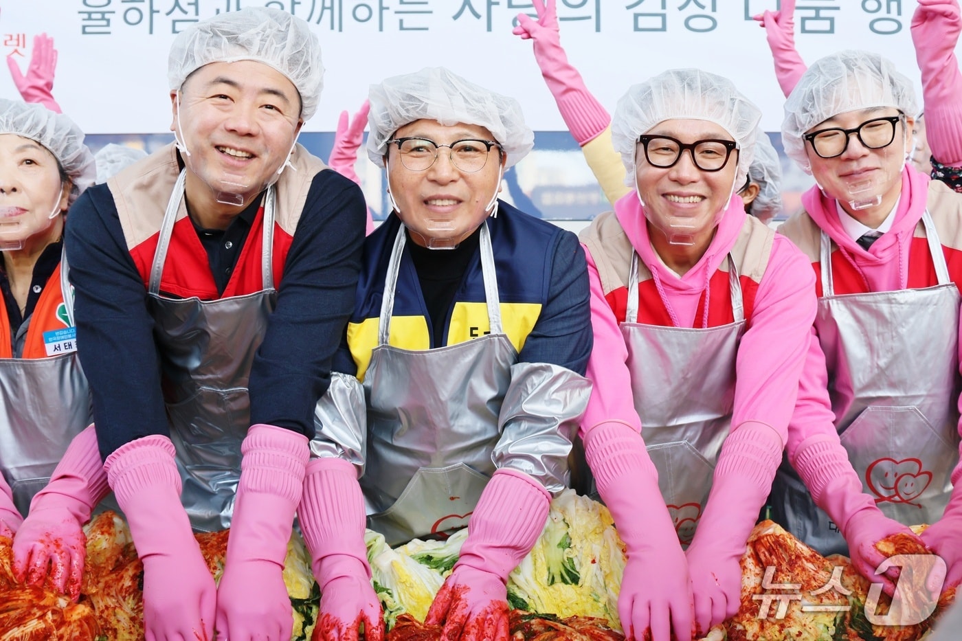 박성수 롯데아울렛 율하점장(오른쪽 두번째)이 직원들과 김장을 하고 있다.(롯데백화점 제공, 재판매 및 DB 금지)