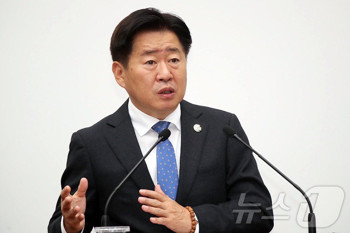 오영훈 제주특별자치도지사가 13일 오전 제주도의회 본회의장에서 열린 제444회 제주도의회 제2차 정례회 제2차 본회의에서 의원들의 도정질문에 답변하고 있다.(제주특별자치도의회 제공, 재판매 및 DB 금지) 2025.11.13/뉴스1 ⓒ News1 오미란 기자