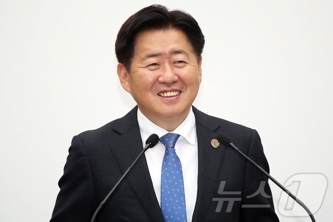 오영훈 제주특별자치도지사가 13일 오전 제주도의회 본회의장에서 열린 제444회 제주도의회 제2차 정례회 제2차 본회의에서 의원들의 도정질문에 답변하고 있다.(제주특별자치도의회 제공, 재판매 및 DB 금지) 2025.11.13/뉴스1 ⓒ News1 오미란 기자