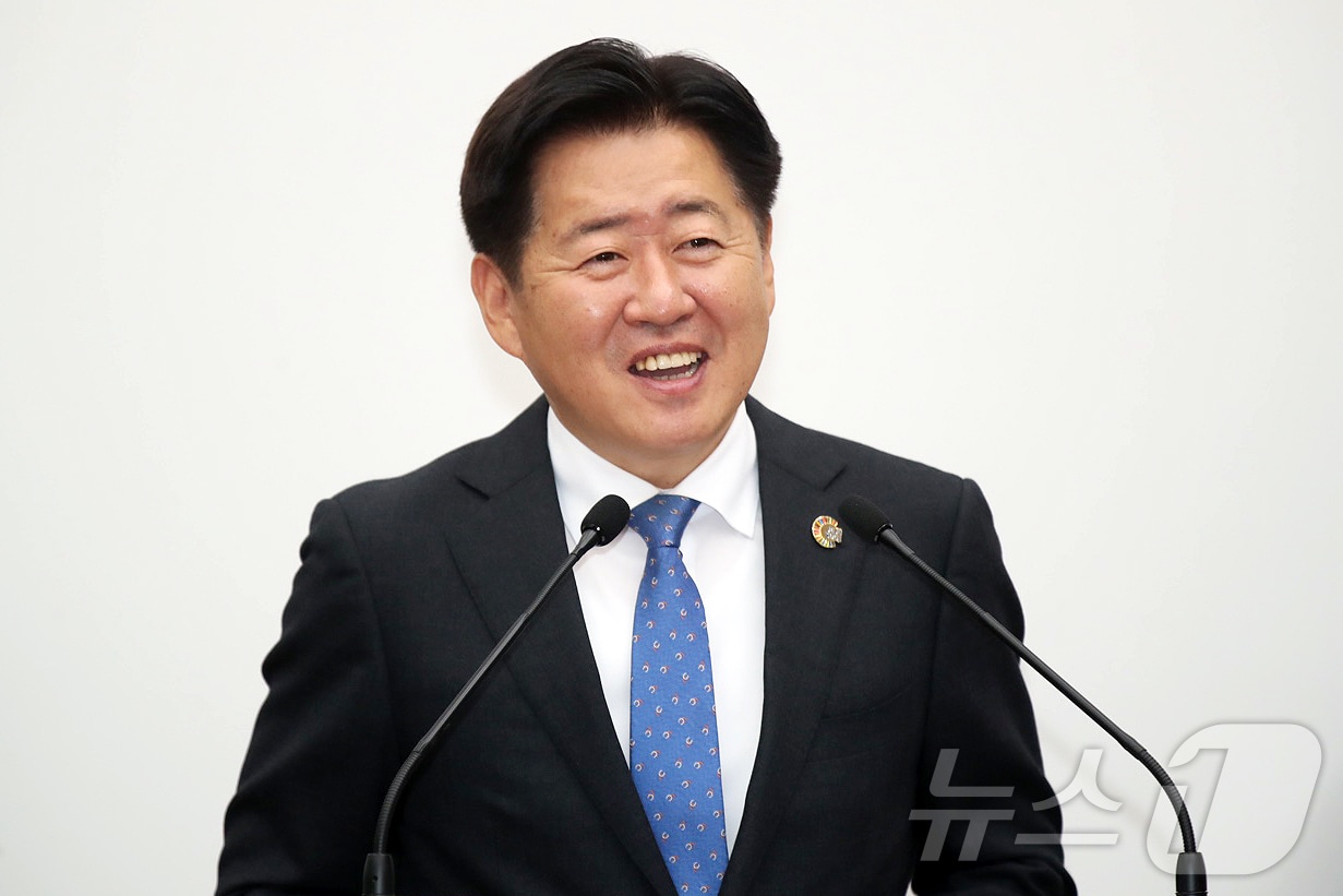 오영훈 제주특별자치도지사가 13일 오전 제주도의회 본회의장에서 열린 제444회 제주도의회 제2차 정례회 제2차 본회의에서 의원들의 도정질문에 답변하고 있다.(제주특별자치도의회 제공, 재판매 및 DB 금지) 2025.11.13/뉴스1 ⓒ News1 오미란 기자