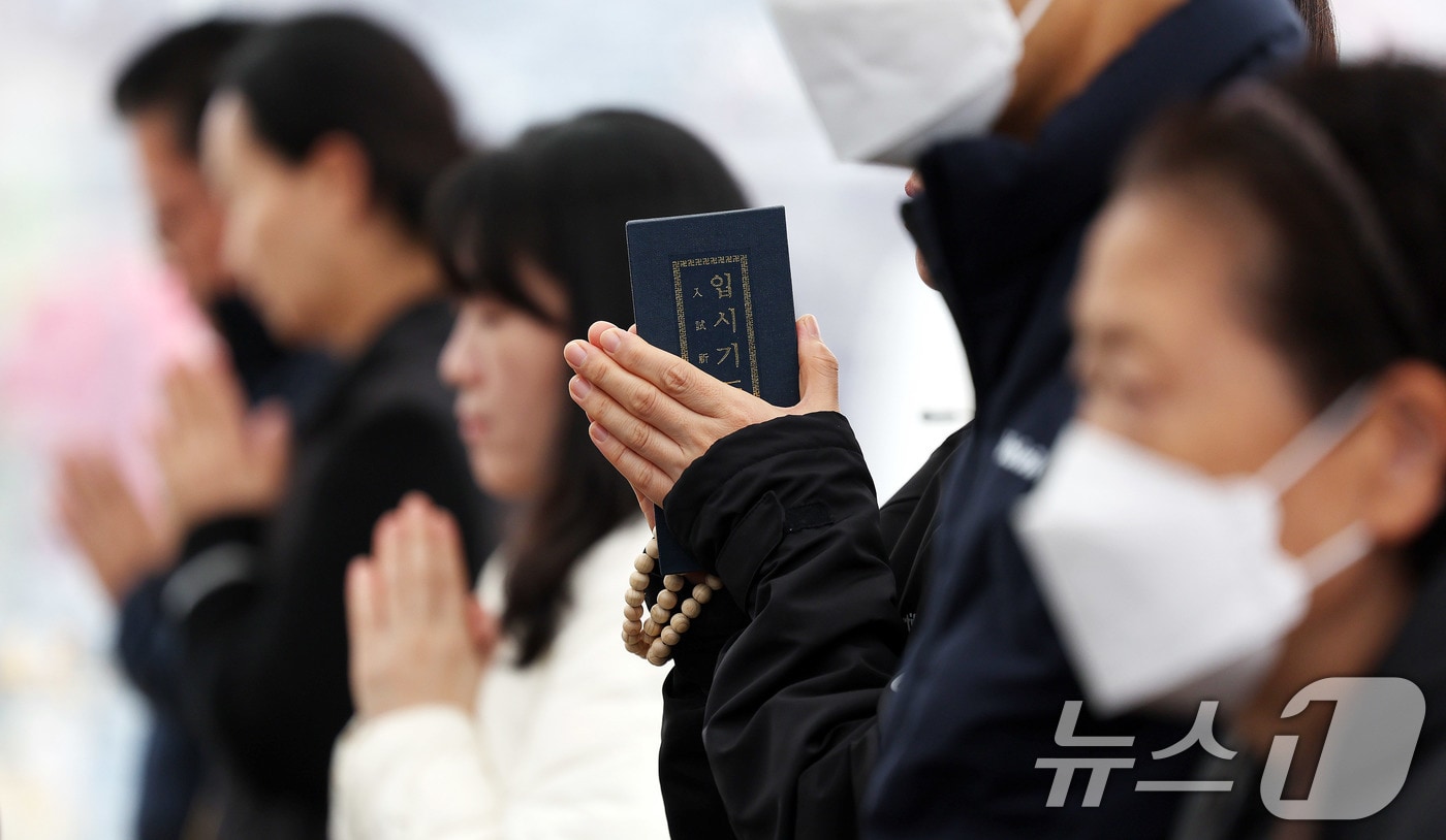 2026학년도 대학수학능력시험(수능)일인 13일 서울 종로구 조계사에서 불자들과 학부모들이 두 손을 모아 기도하고 있다. 2025.11.13/뉴스1 ⓒ News1 박지혜 기자