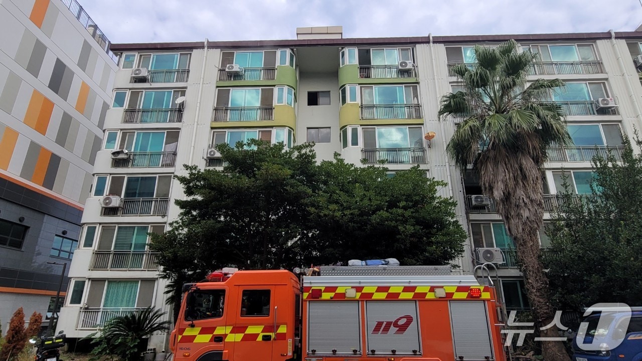 13일 제주시 아라동 소재 아파트에서 발생한 화재 사고 현장.(제주도소방안전본부 제공. 재판매 및 DB 금지)