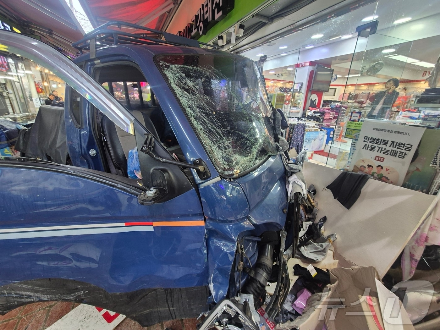 13일 오전 10시 55분쯤 경기 부천 오정구 원종동 제일시장에서 A 씨가 몰던 1톤 트럭이 돌진하는 사고가 발생했다. (경기 부천소방서 제공. 재판매 및 DB금지) 2025.11.13 ⓒ 뉴스1