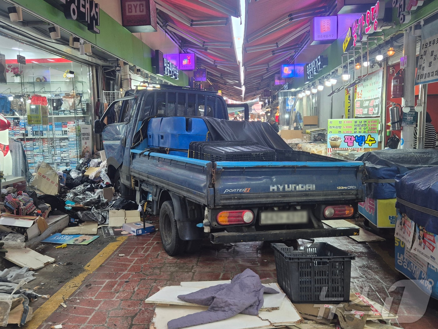 13일 오전 10시 55분쯤 경기 부천 오정구 원종동 제일시장에서 A 씨가 몰던 1톤 트럭이 돌진하는 사고가 발생했다. &#40;경기 부천소방서 제공. 재판매 및 DB금지&#41; 2025.11.13/뉴스1