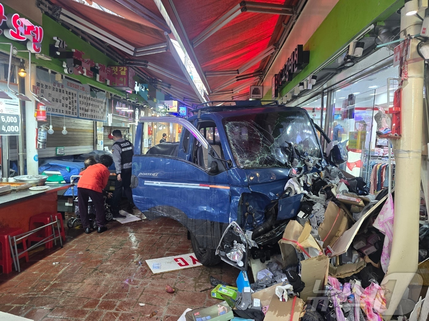 경기 부천 오정구 원종동 제일시장에서 A 씨가 몰던 1톤 트럭(경기 부천소방서 제공. 재판매 및 DB금지) 2025.11.13/뉴스1