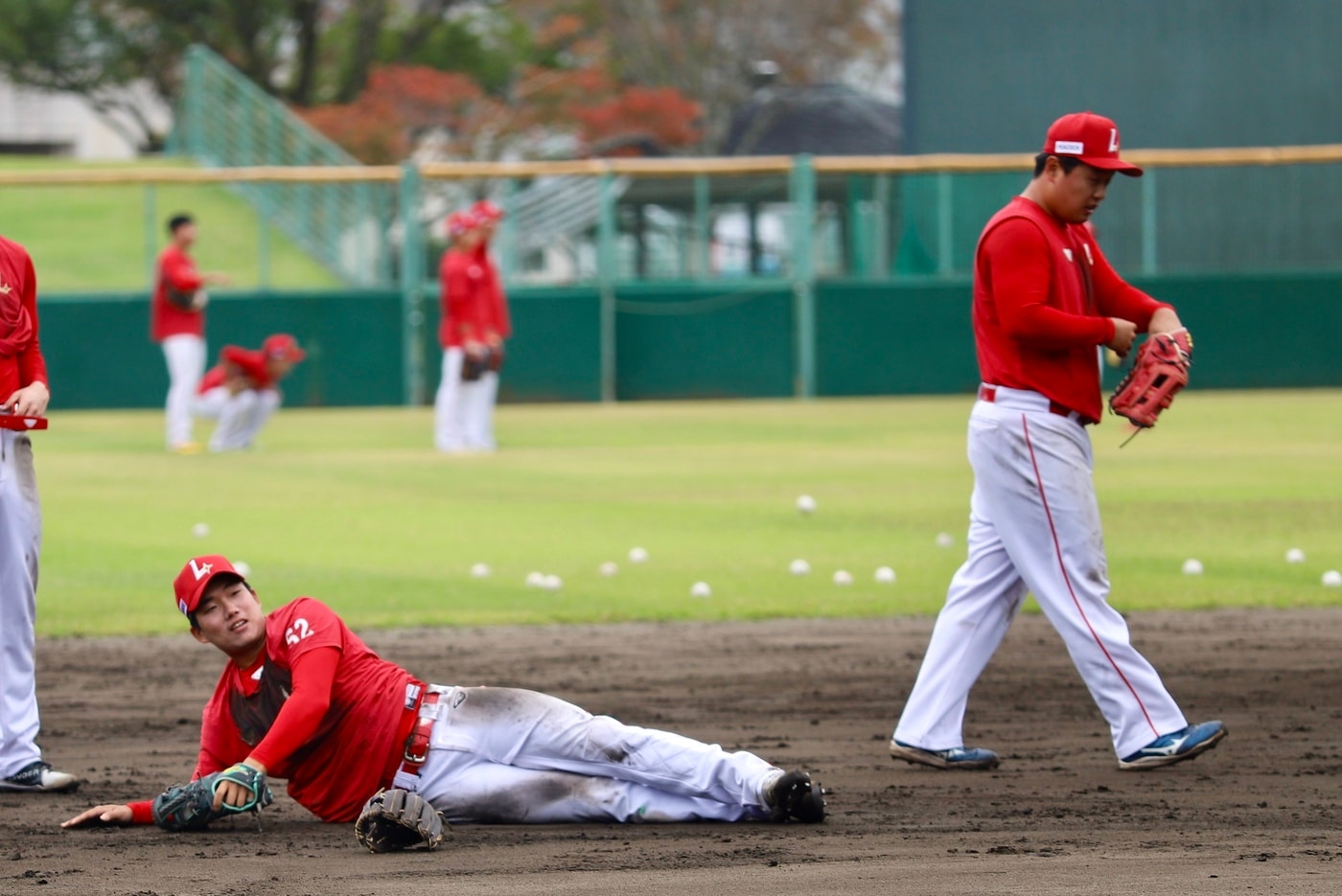 펑고 훈련 소화중인 SSG 랜더스 선수들.(SSG 랜더스 제공)