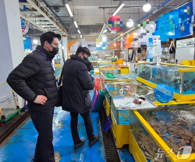 평택해경 경찰관들이 원산지 허위표시 단속을 하고 있다.&#40;평택해경 제공&#41; 