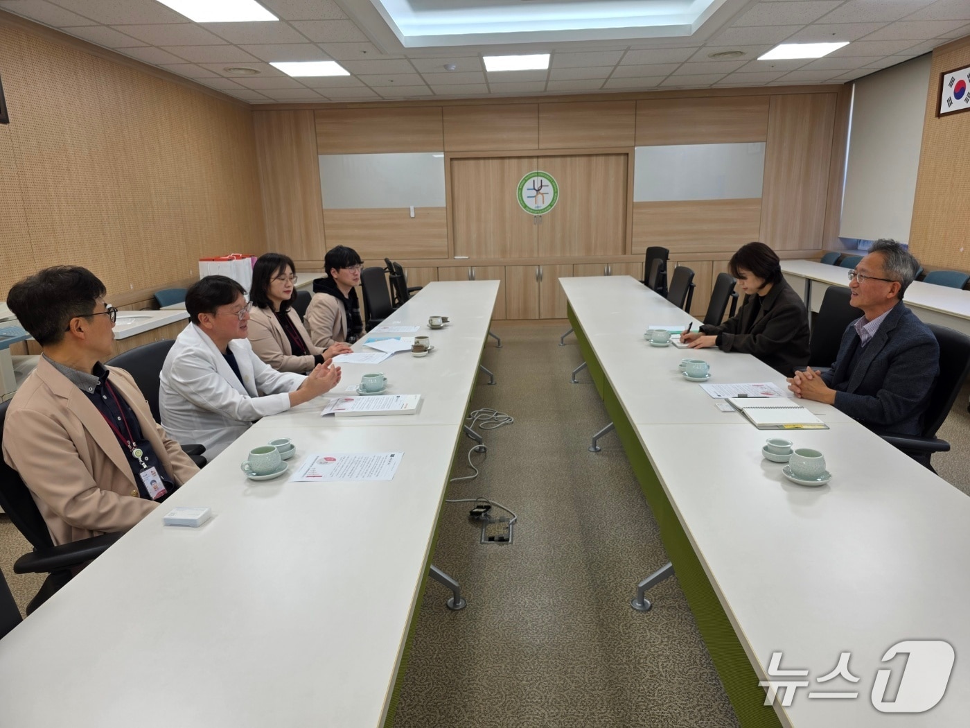 강원조달청은 13일 강릉원주대치과병원을 방문해 도내 조달 물품 우선 구매를 통한 지역경제 활성화 방안을 논의했다.(강원조달청 제공. 재판매 및 DB금지)/뉴스1