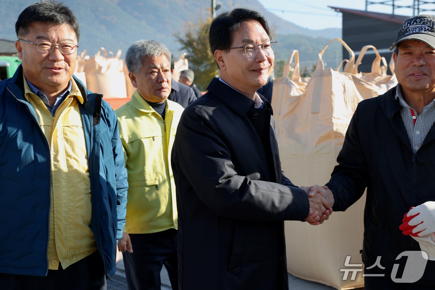 13일 심덕섭 전북 고창군수가 공공비축미곡 수매현장을 방문해 농업인들을 격려하고 있다.(고창군제공. 재판매 및 DB금지)2025.11.13/뉴스1