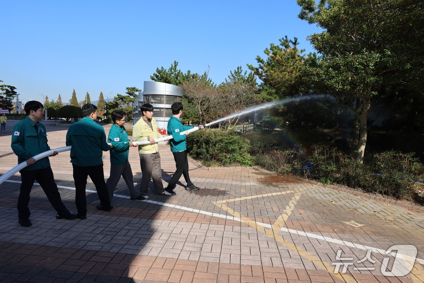 13일 여수광양항만공사가 공사 사옥에서 2025년 하반기 자체 화재대피훈련을 실시했다(여수광양항만공사 제공)