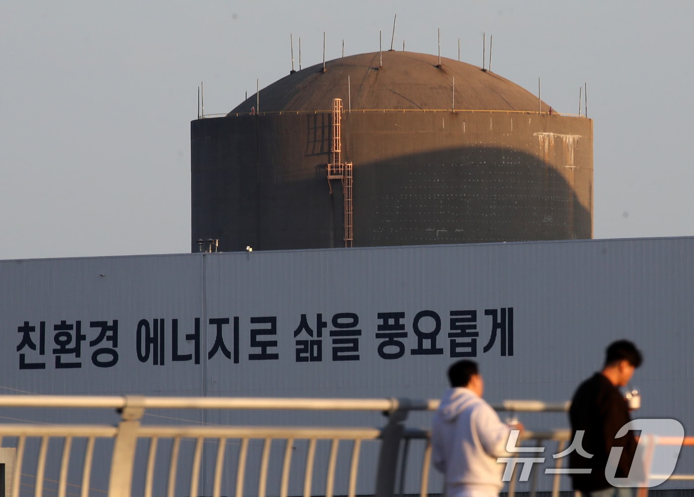 원자력안전위원회&#40;원안위&#41;가 13일 회의를 열고 부산 기장군에 위치한 고리2호기의 계속운전&#40;수명연장&#41;을 허가했다. 이로써 고리2호기는 2033년 4월까지 재가동된다. 사진은 이날 부산 기장군 장안읍 고리 2호기 모습. 2025.11.13/뉴스1 ⓒ News1 윤일지 기자