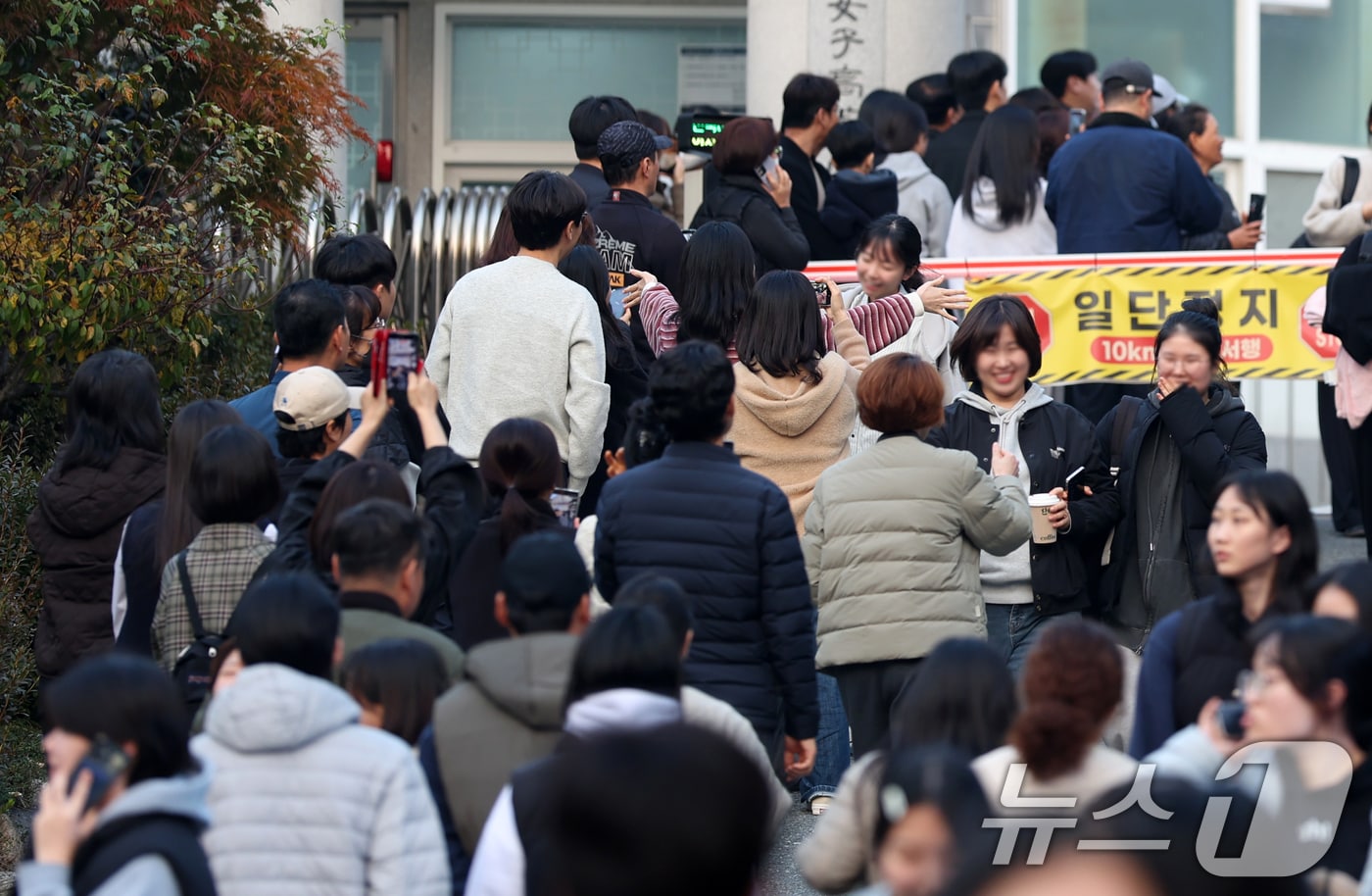 수능 시험장 전경과 칸트 관련 지문 보도 사진