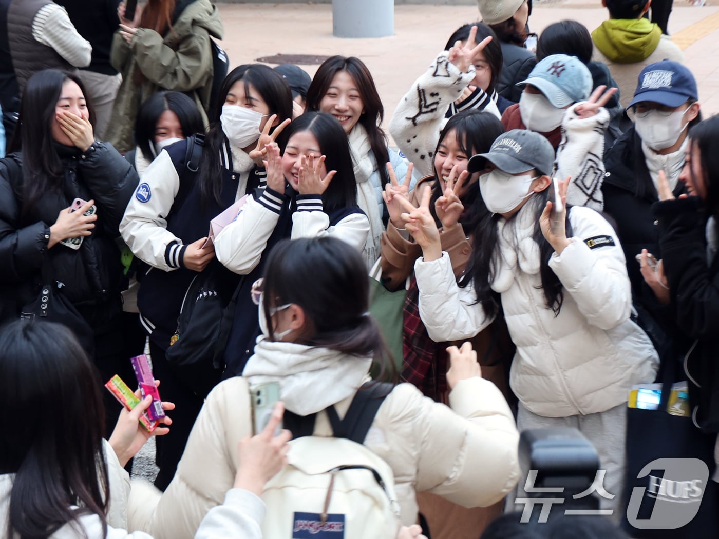 2026학년도 대학수학능력시험일인 13일 오후 서울특별시교육청 13지구 제14시험장인 서울 영등포구 여의도여자고등학교에서 수험생들이 시험장을 나서며 기뻐하고 있다. 2025.11.13/뉴스1 ⓒ News1 황기선 기자