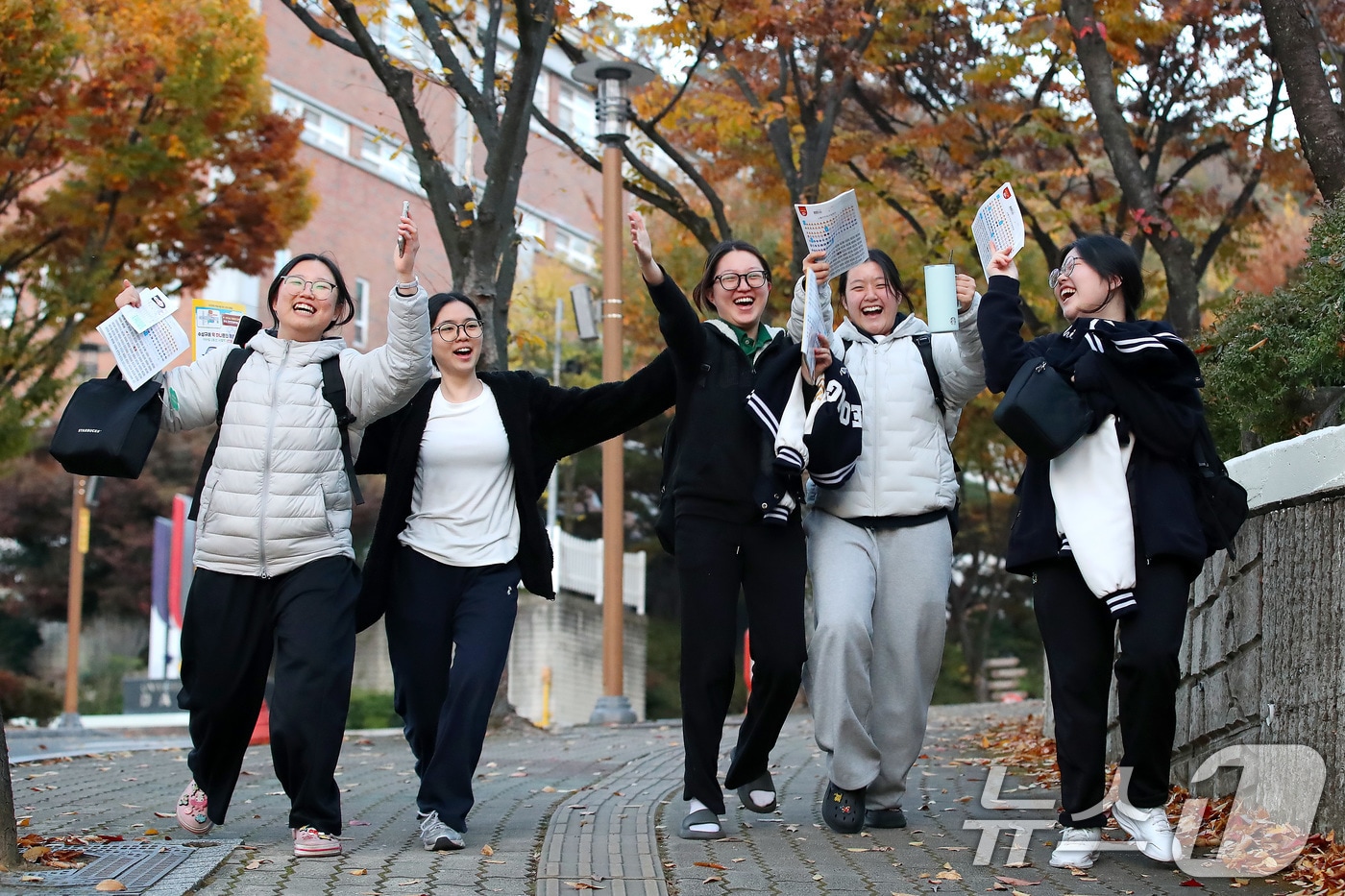 13일 오후 수능시험장인 대구 정화여고에서 수능을 마친 수험생들이 온몸으로 기쁨을 표현하고 있다. (사진은 기사 내용과 무관함) 2025.11.13/뉴스1 ⓒ News1 공정식 기자