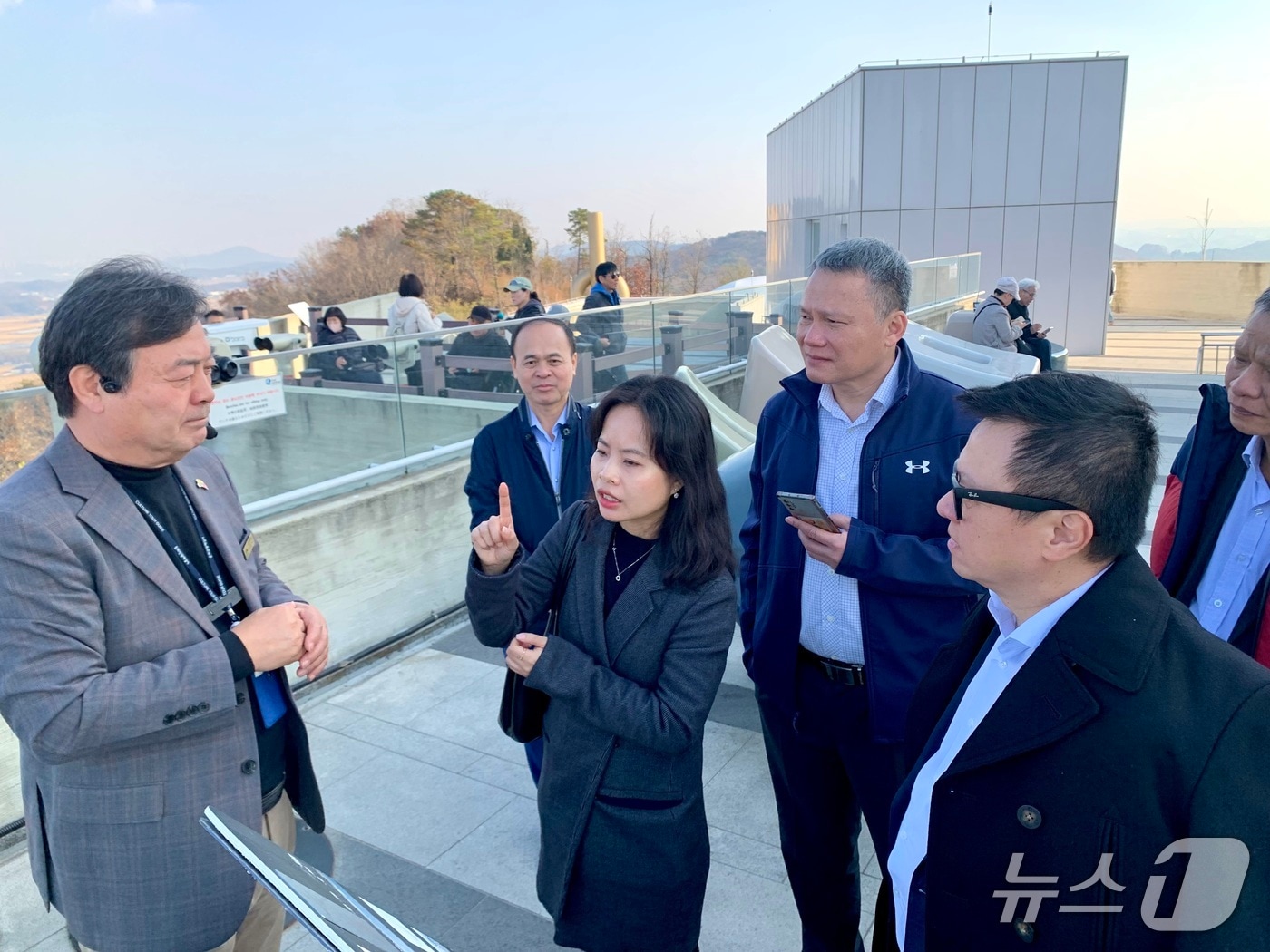 경기 김포 애기봉평화생태공원을 방문한 베트남기자협회 대표단&#40;한국기자협회 제공/뉴스1&#41;