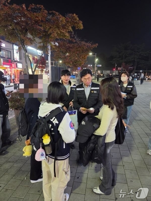 전북지역 경찰관들이 2026학년도 대학수학능력시험이 종료된 13일 오후부터 전북대학교 앞에서 수험생들의 일탈·비행을 막기위한 선제적 활동을 실시하고 있다.(전북경찰청 제공. 재판매 및 DB 금지)