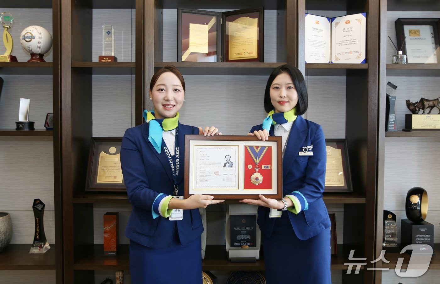 에어부산 관계자들이 대한적십자사로부터 회원 유공장 '명예장'을 수여 받고 기념 촬영을 하고 있다.(에어부산 제공. 재판매 및 DB 금지)