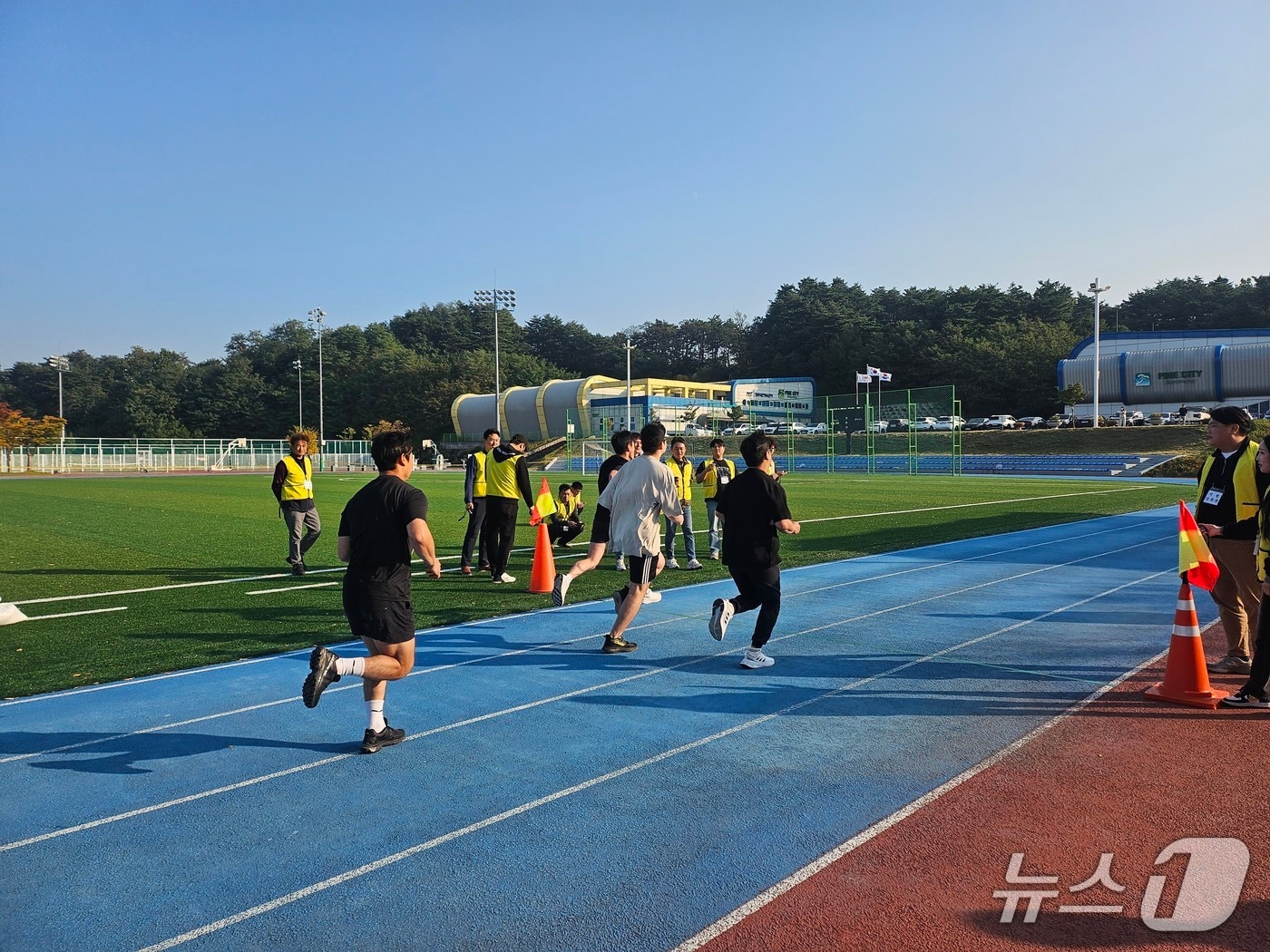 강릉시 환경관리원 체력 측정.(강릉시 제공, 재판매 및 DB 금지) 2025.11.14/뉴스1