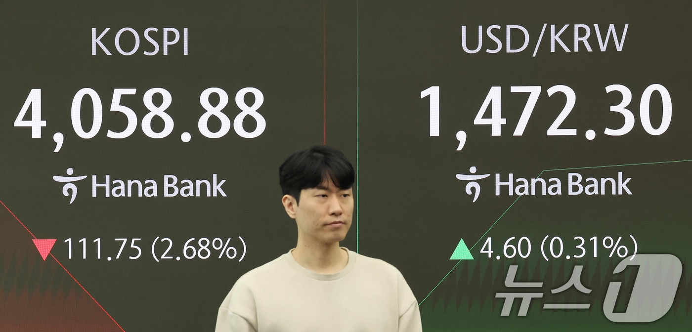 14일 오전 서울 중구 하나은행 딜링룸 전광판에 코스피와 원달러 환율 시황이 표시되고 있다. 2025.11.14/뉴스1 ⓒ News1 장수영 기자