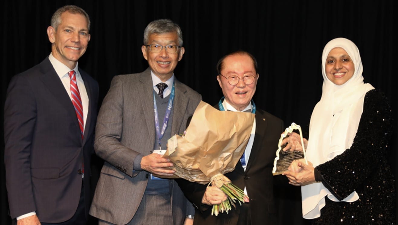  오른쪽에서 두번째 김광태 회장(대림성모병원 회장), 왼쪽에서 두번째 Dr. Muna Abdul Razzaq Tahlak(국제병원연맹 IHF 회장). (대림성모병원 제공)