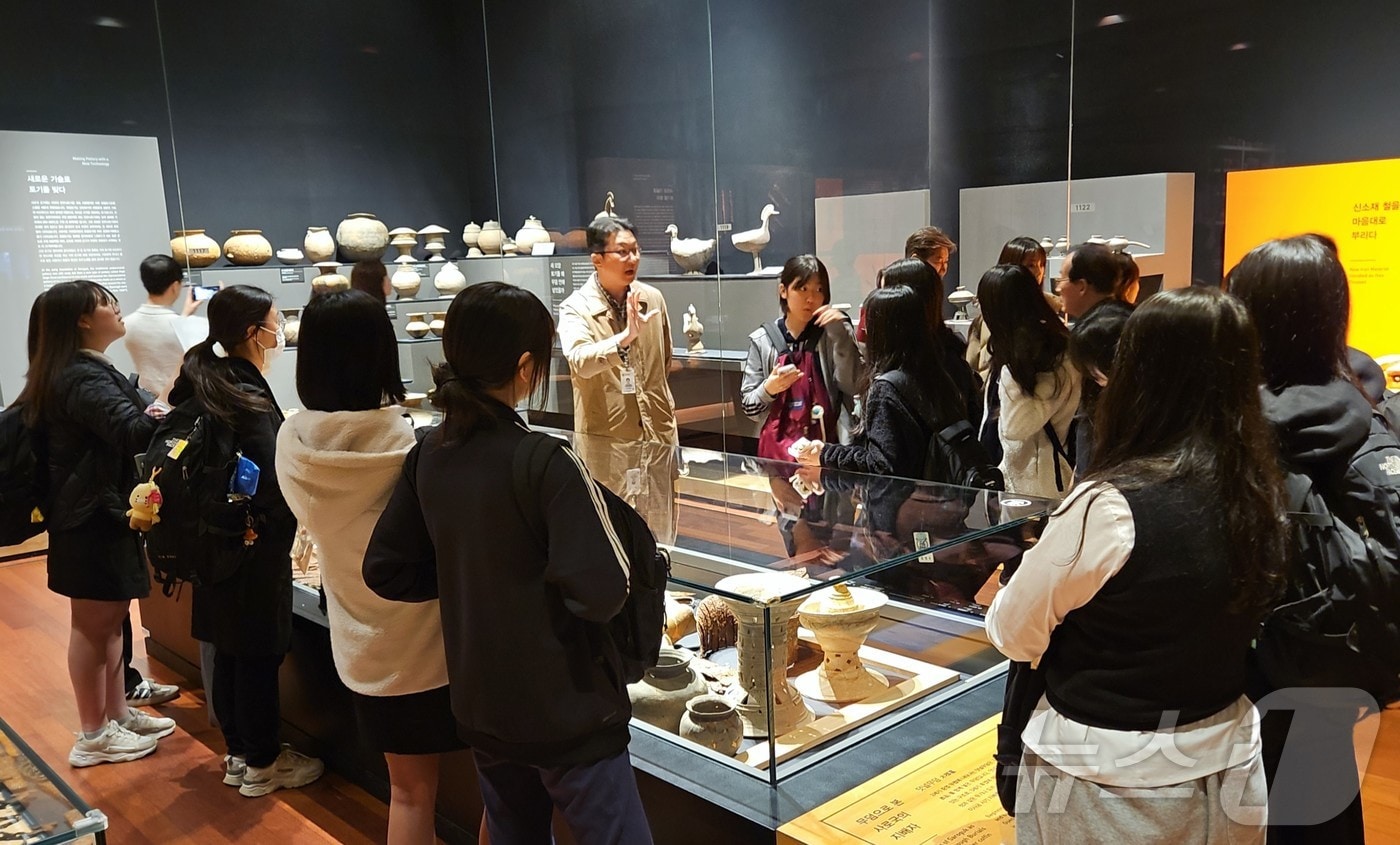 경주여자고등학교는 14일 APEC 정상회의 이후 높아진 신라문화 관심 속에 신라 금관과 신라 역사를 직접 배우는 탐구 프로그램을 운영했다.(경주여고 제공. 재판매 및 DB금지) /뉴스1