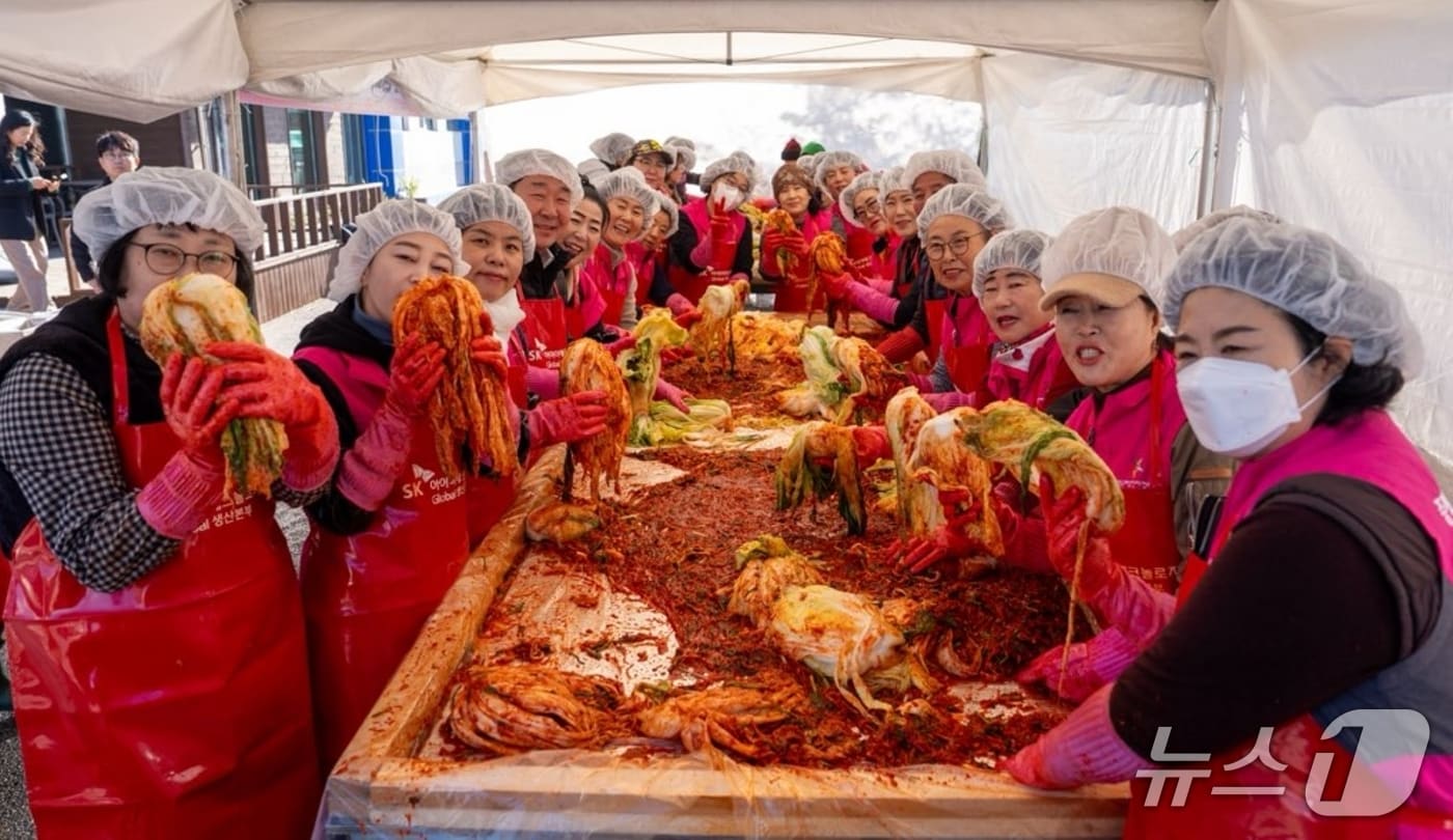 충북 증평군자원봉사종합센터&#40;센터장 김남순&#41;는 겨울철 지역사회 나눔과 상생을 실천하기 위해 14일 사랑의 김장 나눔 행사를 열었다.&#40;증평군 제공, 재판매 및 DB금지&#41;/뉴스1