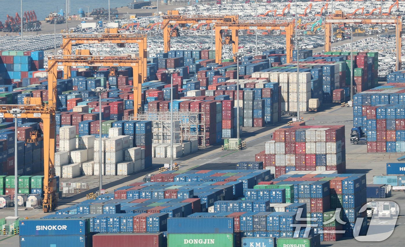 경기 평택시 포승읍 평택항에 수출용 컨테이너들이 쌓여있는 모습. 2025.11.14/뉴스1 ⓒ News1 김영운 기자