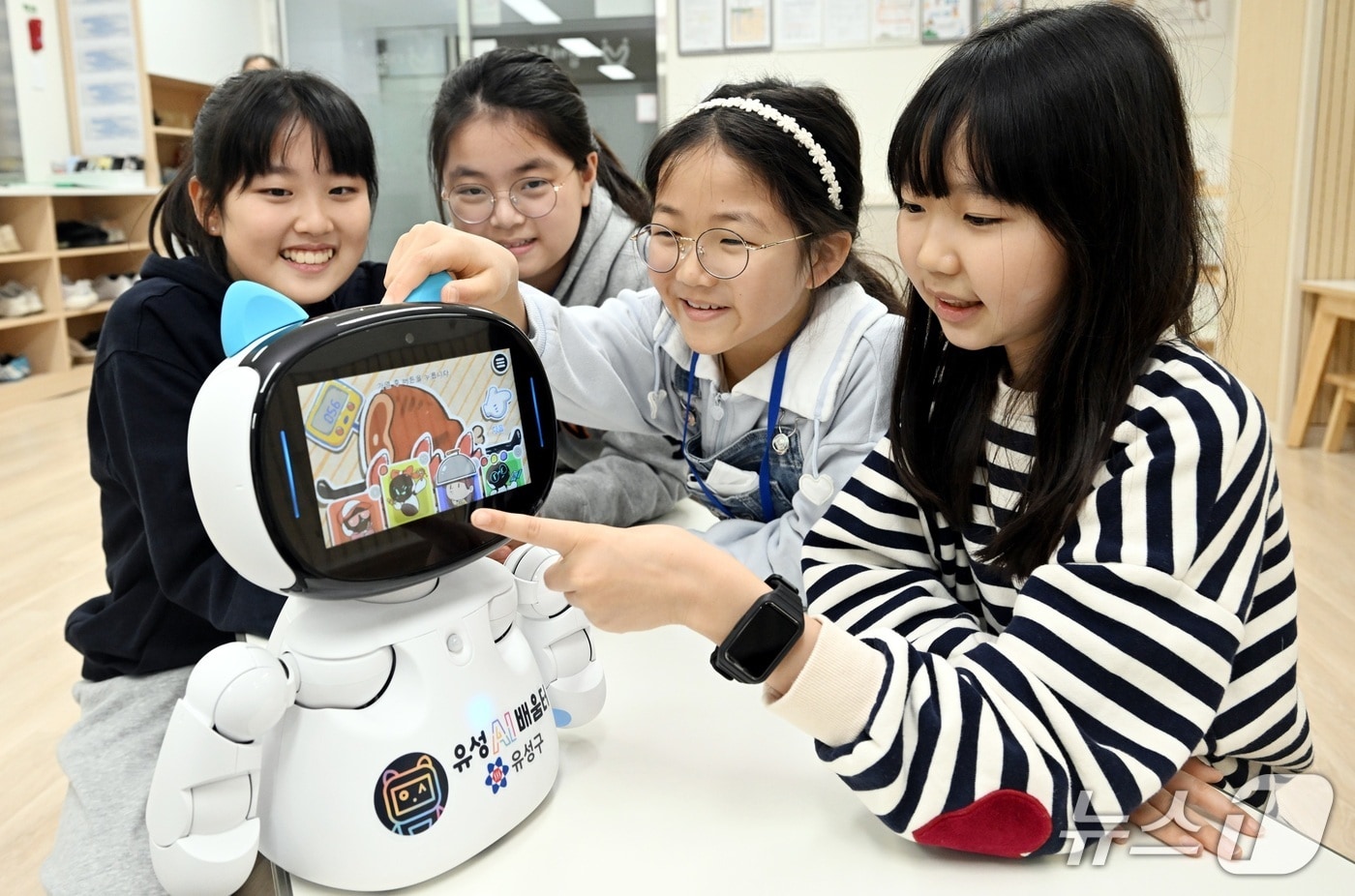 생성형 AI 기능을 탑재한 교육용 놀이로봇 모습.&#40;유성구 제공. 재판매 및 DB금지&#41;/뉴스1