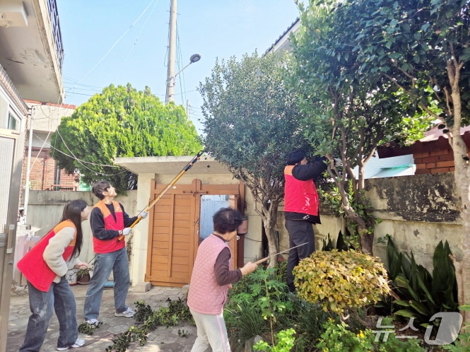 겨울나기 봉사활동 모습.(대전시사회서비스원 제공. 재판매 및 DB금지)/뉴스1