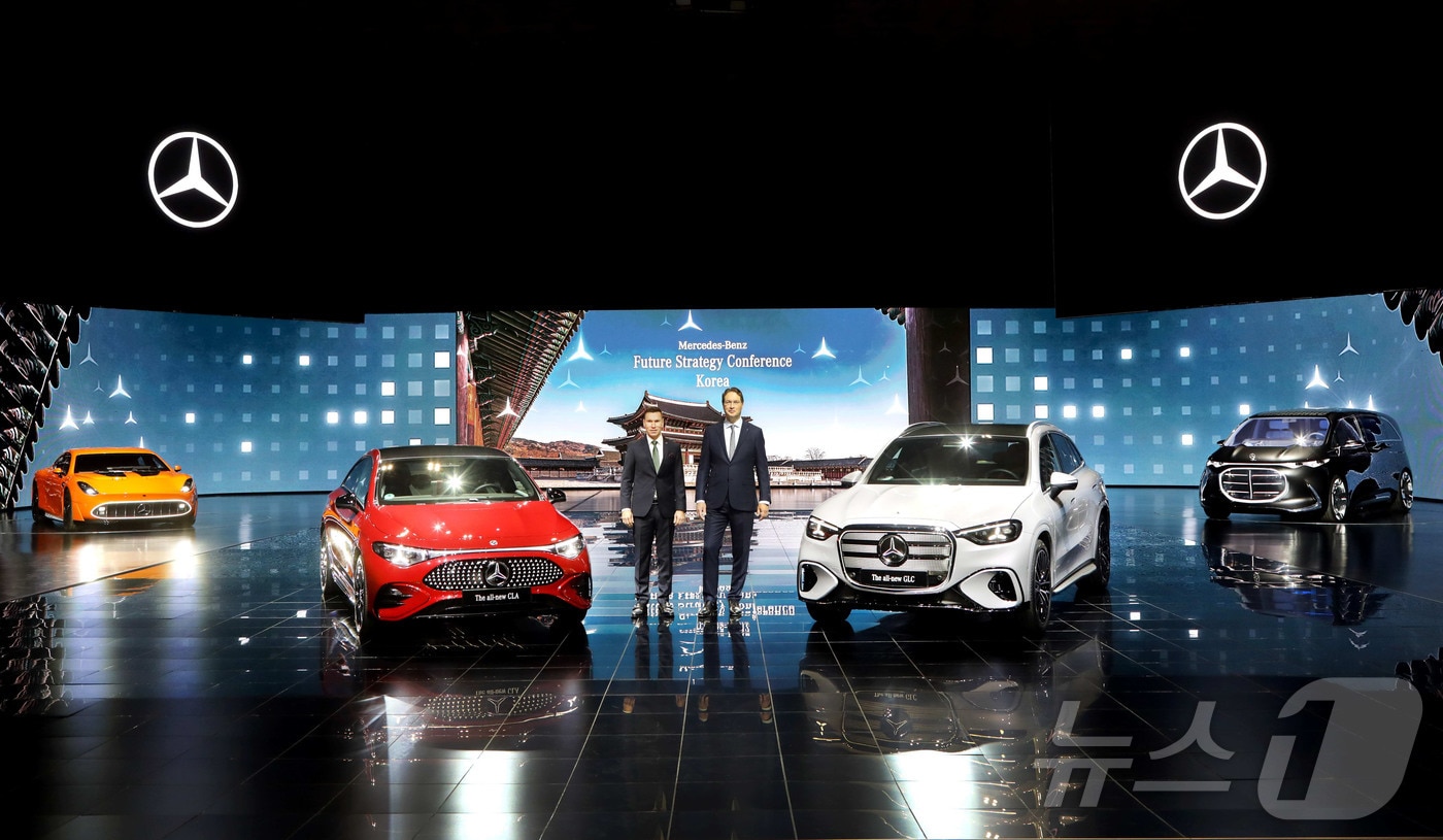 메르세데스-벤츠 코리아는 14일 인천 파라다이스시티에서 메르세데스-벤츠 그룹 AG 이사회 의장 겸 CEO 올라 칼레니우스가 참석한 ‘메르세데스-벤츠 미래 전략 간담회’를 개최하고, 2026년부터 한국 시장에 선보일 신차들을 공개했다. (메르세데스-벤츠 코리아 제공. 재판매 및 DB 금지) 2025.11.14/뉴스1