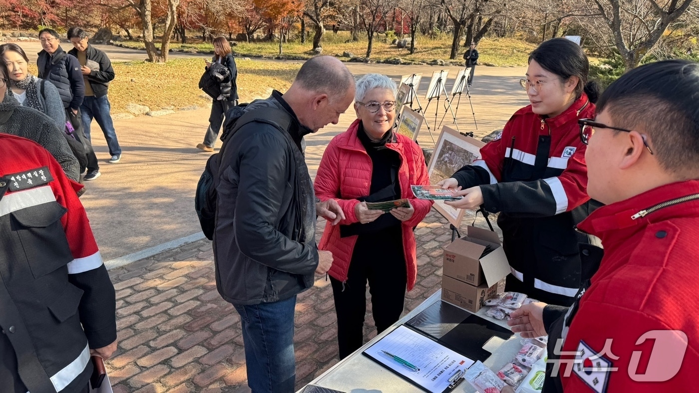 14일 설악산 국립공원 일대에서 진행된 동부산림청 산불 예방 캠페인.(동부산림청 제공, 재판매 및 DB 금지) 2025.11.14/뉴스1
