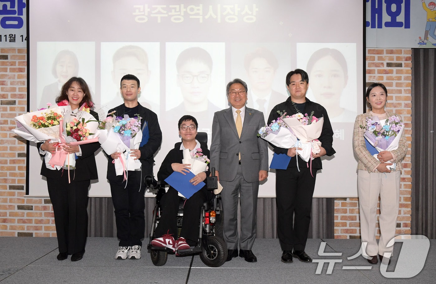 강기정 광주시장이 14일 오전 홀리데이인호텔에서 열린 장애인 자립생활 증진대회에 참석해 유공자 표창을 한 후 수상자들과 함께 기념촬영을 하고 있다.&#40;광주시 제공. 재판매 및 DB 금지&#41; 2025.11.14/뉴스1 ⓒ News1 박준배 기자