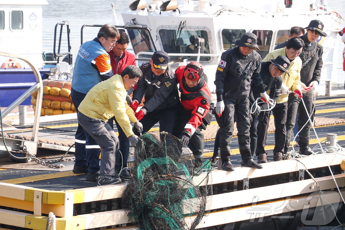 포스코클린오션봉사단과 정인화 광양시장이 14일 중마일반부두 일대에서 해양쓰레기를 수거하고 있다. (광양시 제공. 재판매 및 DB금지) ⓒ News1
