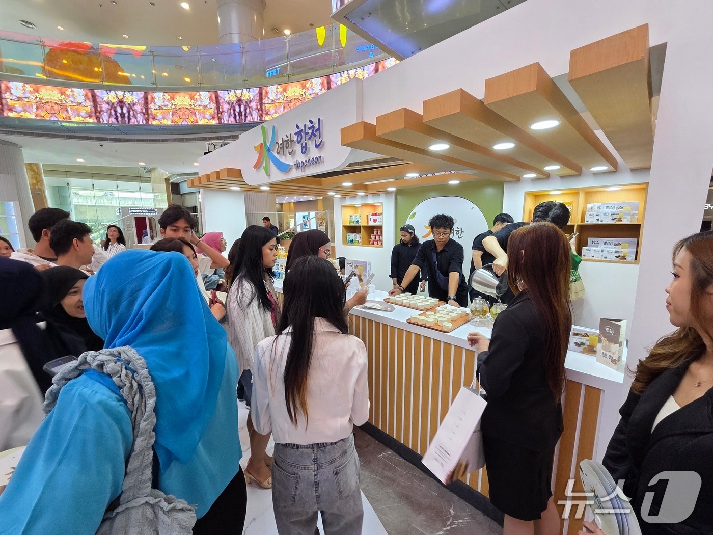 합천군이 지난 13일 인도네시아 자카르타에서 농식품 해외 신시장 개척을 위한 홍보 활동을 벌이고 있다(합천군 제공. 재판매 및 DB금지).