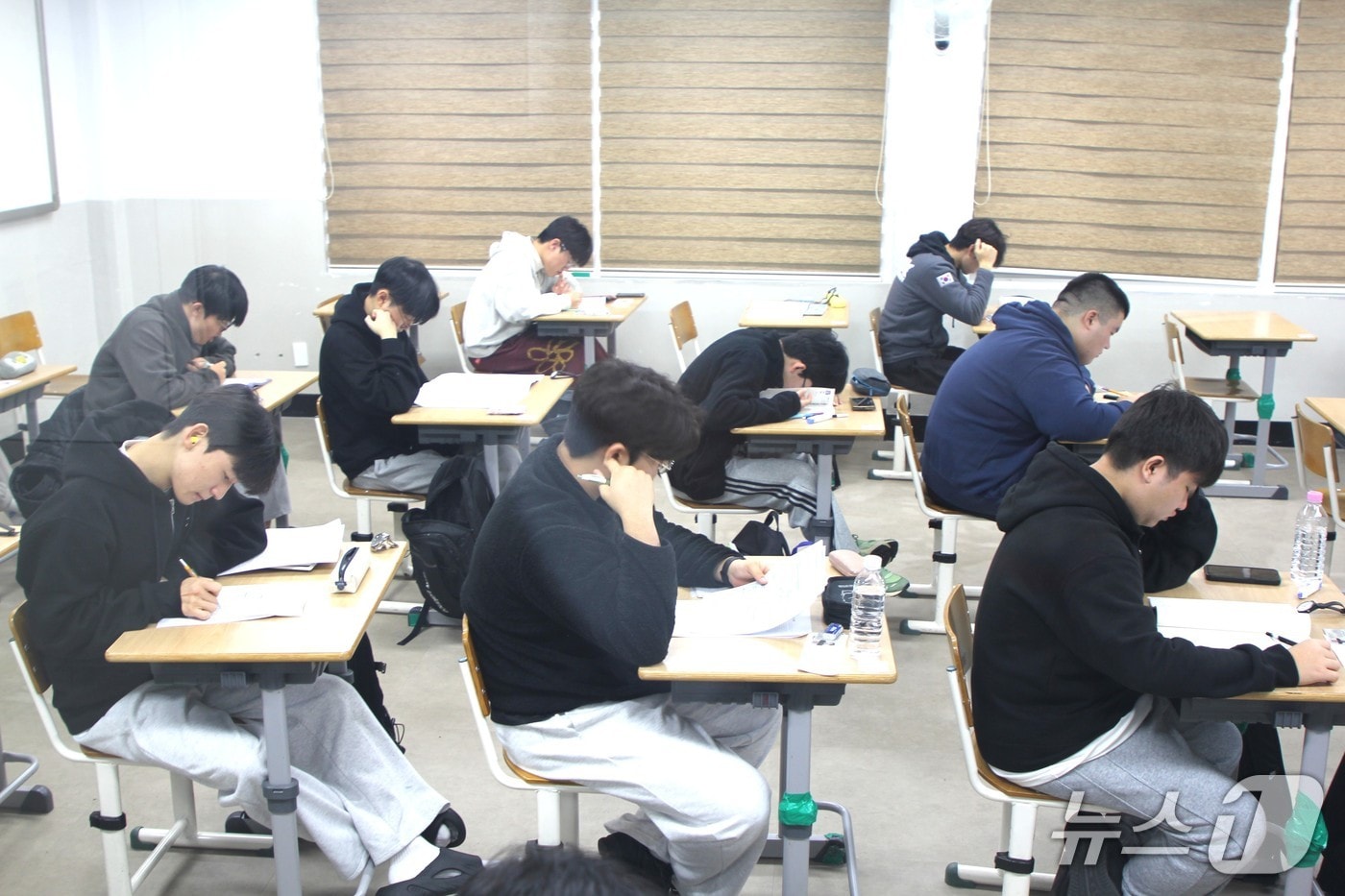 2026학년도 대학수학능력시험 제주지역 결시율이 전년에 비해 소폭 하락했다. 시험을 앞둔 수험생들./뉴스1 