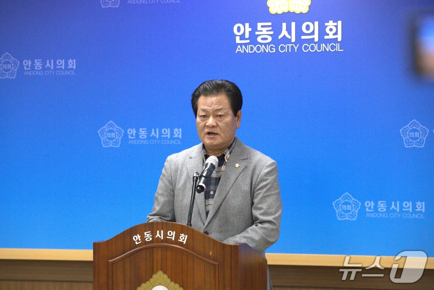 성추행 의혹으로 제명 처분을 받은 손광영 안동시의원이 14일 시의회에서 기자회견을 열어 입장을 밝히고 있다.2025.11.14/뉴스1 신성훈 기자