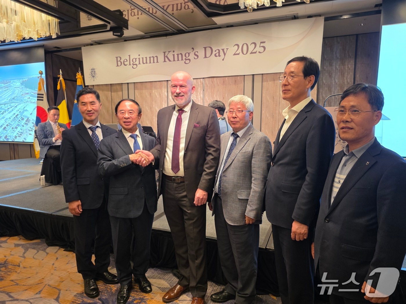 심민 전북 임실군수&#40;왼쪽 두번째&#41;가 벨기에 국왕의 날’행사에 공식 초청 인사로 참석했다.&#40;임실군제공, 재판매 및 DB금지&#41;2025.11.14/뉴스1