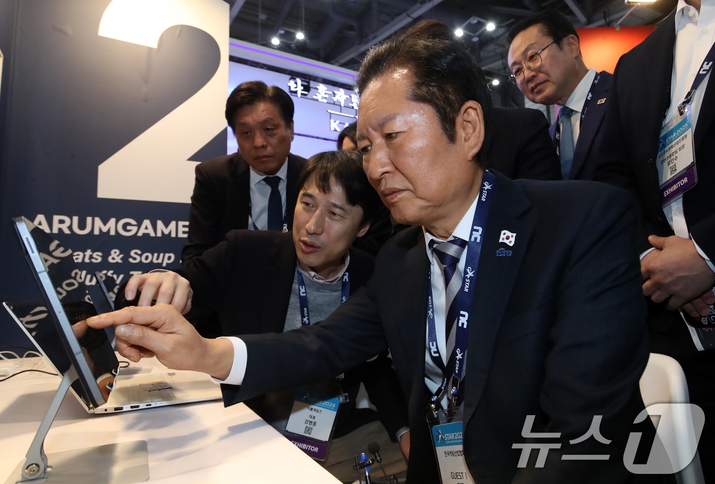 정청래 더불어민주당 대표가 지난 14일 오후 부산 해운대구 벡스코 제1전시장에서 열린 국내 최대 게임전시회 &#39;지스타 2025&#39;에서 부스를 둘러보며 게임을 체험하고 있다. 2025.11.14/뉴스1 ⓒ News1 윤일지 기자