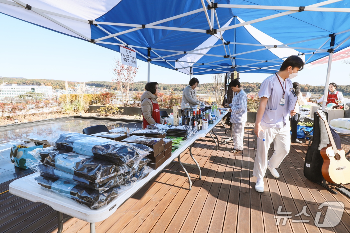 유성선병원이 14일 본관 5층 옥상 정원에서 &#39;2025 사랑의 바자회&#39;를 개최했다.&#40;선병원 제공&#41; /뉴스1